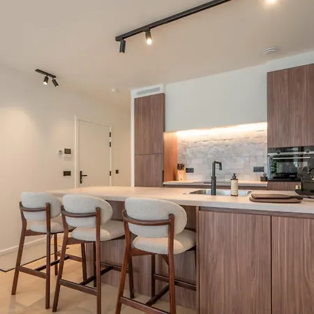 Elegant & Light-filled With Terrace *