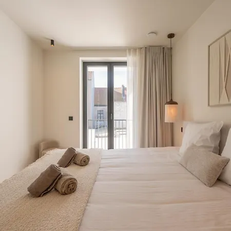 Apartment Elegant & Light-filled With Terrace