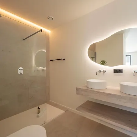 Apartment Elegant & Light-filled With Terrace